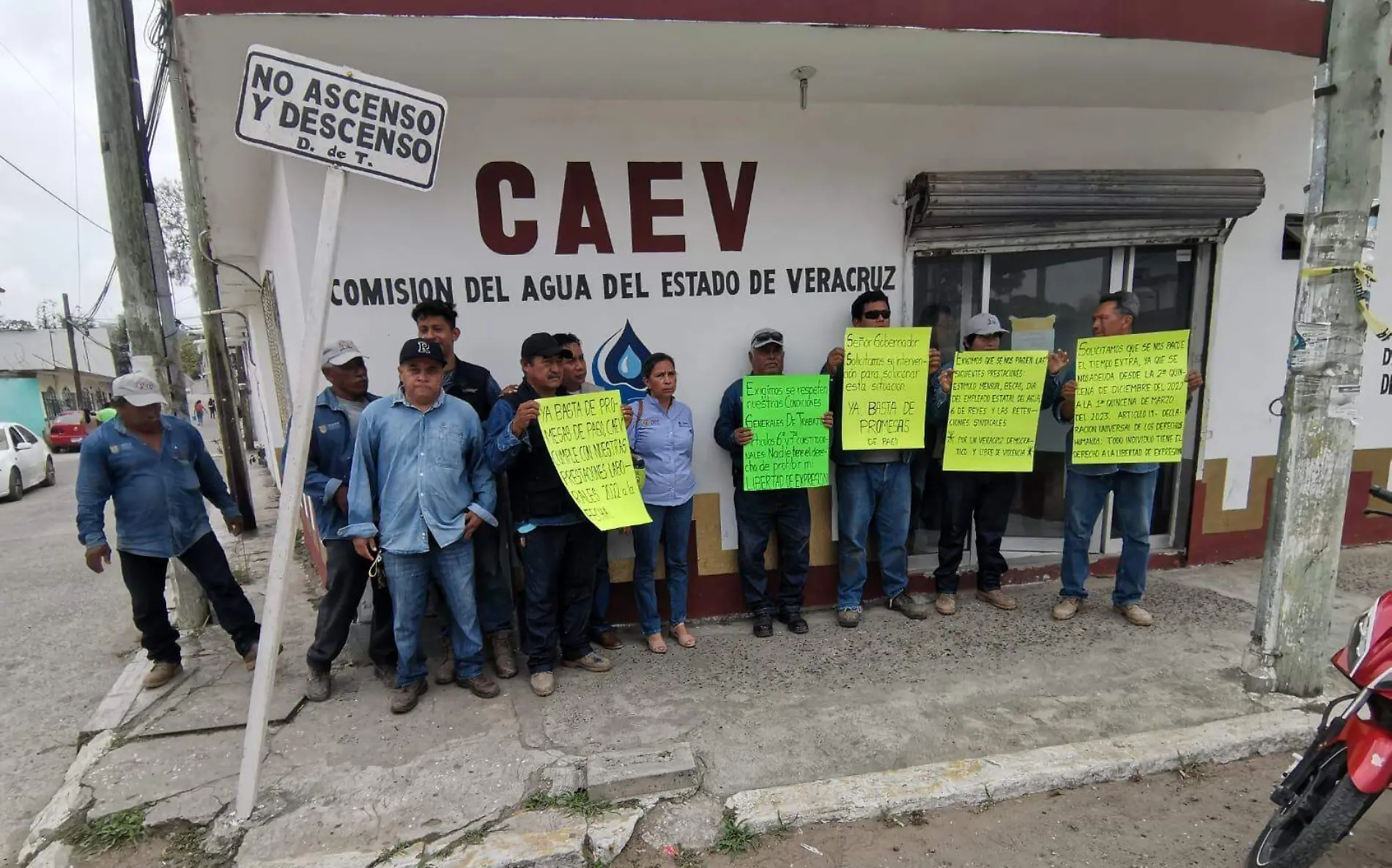 Empleados de CAEV se manifiestan por falta de pago  Alfredo Márquez (2)